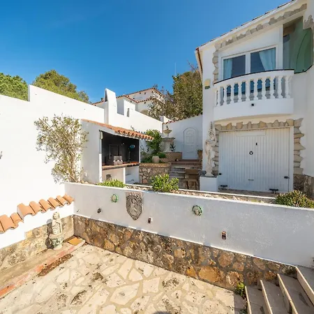 Villa Elegant For 8 People